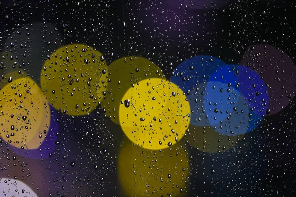 Gotas de lluvia en la ventana con el semáforo bokeh —  Fotos de Stock