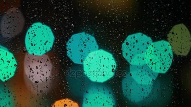 renkli trafik ışığı penceresindeki yağmur damlaları
