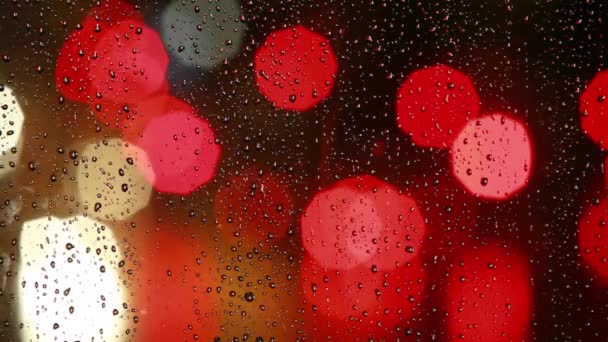 Esőcseppek az ablakon, a színes jelzőlámpa — Stock videók