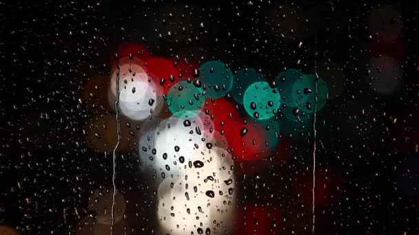 Regnet droppar på fönstret med färgglada trafikljus — Stockvideo