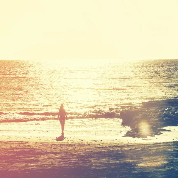 Silhouette Young Woman Walking Beach — Stock Photo, Image