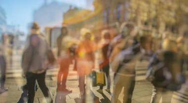 İnsanlar şehirde yürüyor. hareket bulanıklığı 