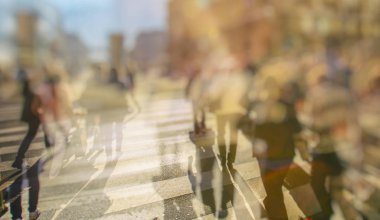 İnsanlar şehirde yürüyor. hareket bulanıklığı 