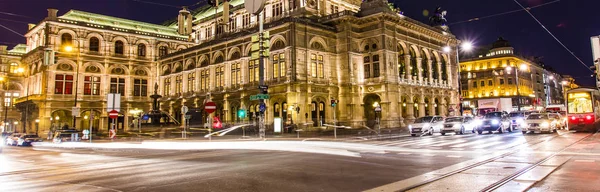 Wienin Valtionoopperatalo Yöllä Kevyt Jälki Yöliikenteestä Itävalta Marraskuuta 2017 — kuvapankkivalokuva