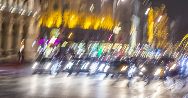 Gece Şehrinde Caddedeki Arabaların Arka Planı Bulanık — Stok fotoğraf