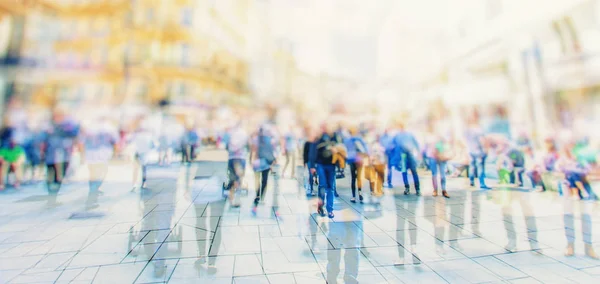 人々は街を歩いている モーションブラー — ストック写真