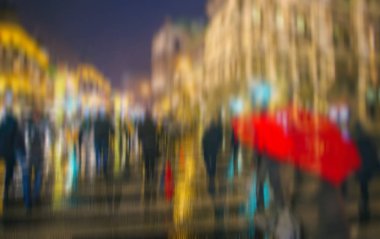 İnsanlar şehirde yürüyor. hareket bulanıklığı 