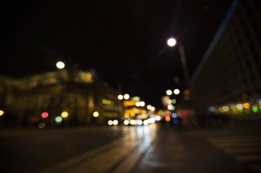 Trafikle şehrin bulanık gece görüntüsü