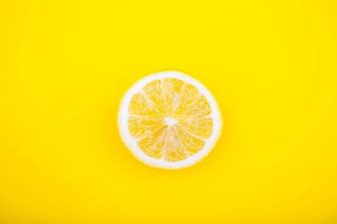 Sarı arka planda taze limon dilimi