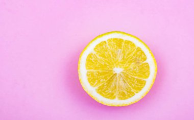 Pembe arka planda portakal dilimi.