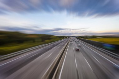 Otobanın hareket arkaplanı bulanık