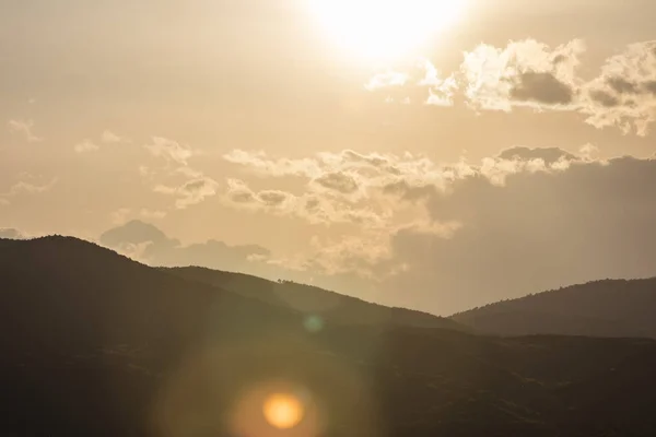 Hermoso Atardecer Sobre Montañas Naturaleza Puesta Del Sol Fondo — Foto de Stock