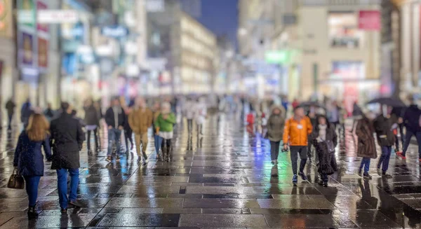 人们在城市里散步的夜景 — 图库照片