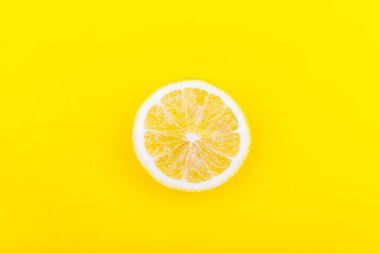 Sarı arka planda taze limon dilimi