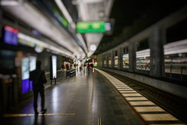 Şehirdeki tren istasyonu. Bulanık resim