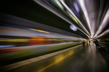 Tren istasyonunda hareket bulanıklığı olan soyut arkaplan
