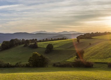 Tepelerin üzerinde güzel bir gün batımı. Doğanın günbatımı arka planı
