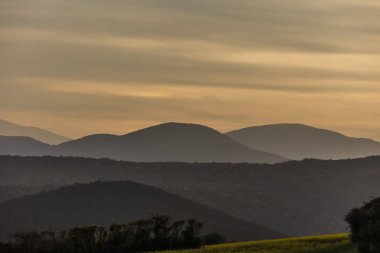 Tepelerin üzerinde güzel bir gün batımı. Doğanın günbatımı arka planı