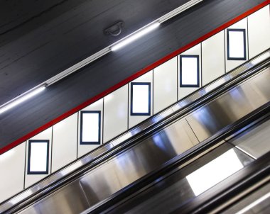 Metro İstasyonu yürüyen merdiven üzerinde boş billboard