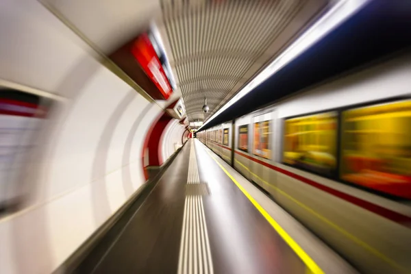 Fast Subway Train Passing Platform — Stock Photo, Image