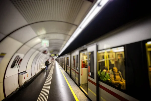 Zug Mit Menschen Der Bahn Station — Stockfoto