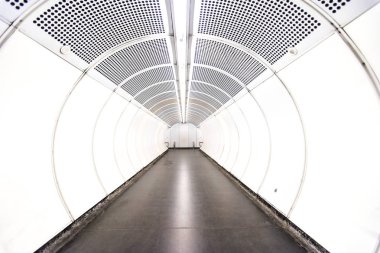 Boş beyaz metro tüneli 