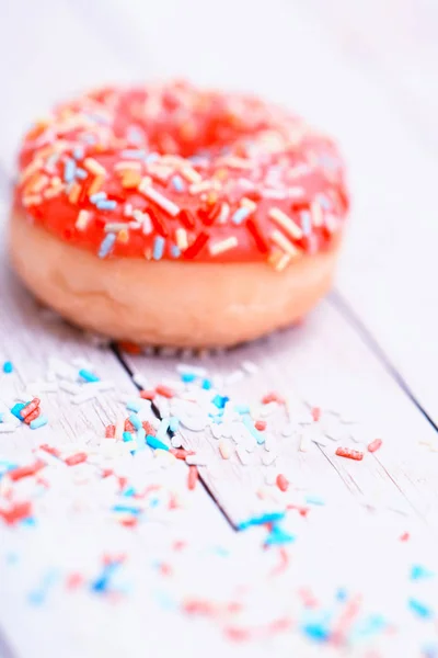 Donuts Rosa Com Faíscas Mesa Madeira — Fotografia de Stock