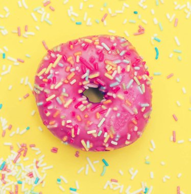 Şeker parçacıklı tatlı donut.