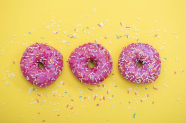 Şeker serpiştirilmiş tatlı çörekler.