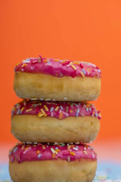 Zoete Donuts Met Suiker Hagelslag Decoratie — Stockfoto