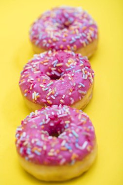 Şekerlemeli pembe çörekler.