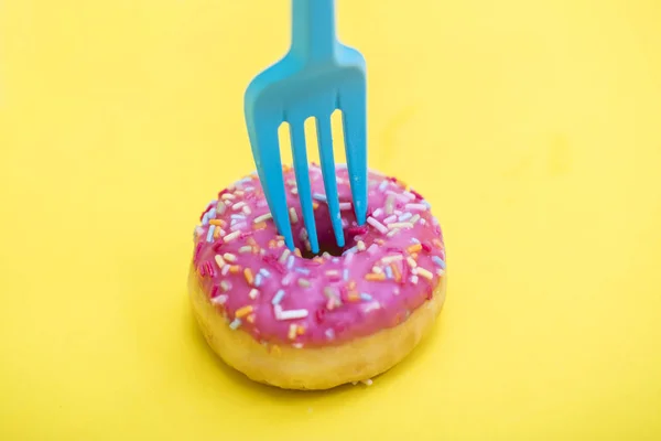 Donut Rosa Com Açúcar Polvilha Decoração Garfo Plástico — Fotografia de Stock