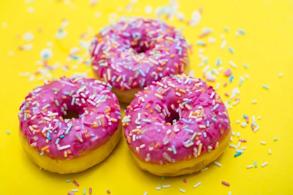 Rosquillas Dulces Con Decoración Chispas Azúcar —  Fotos de Stock