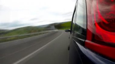 Dağlarda otoyolda sürüş.