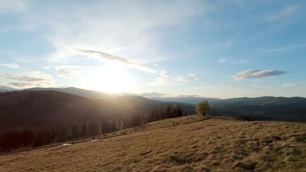 Sonnenuntergang in den Bergen. — Stockvideo