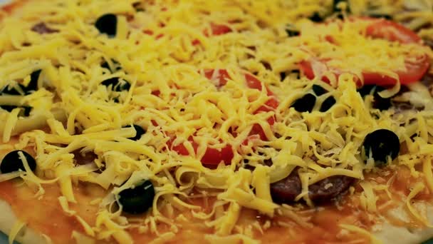 La pizza se cuece en el horno. — Vídeos de Stock