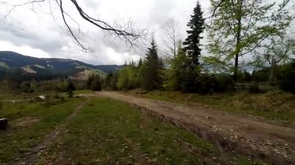 Carro dirigindo através do campo nas montanhas . — Vídeo de Stock