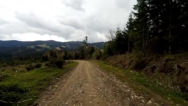 Автомобіль крізь сільську місцевість в горах . — стокове відео