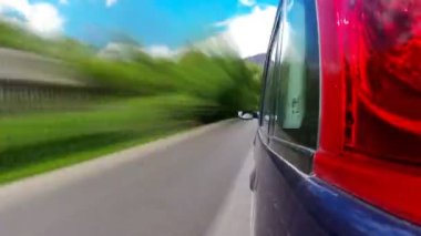 Dağlarda kırsal bir yolda sürüş.