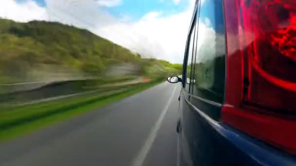 Conducerea pe un drum rural în munți . — Videoclip de stoc