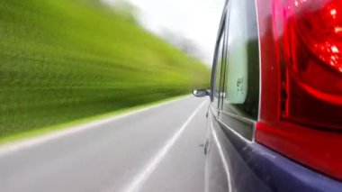 Dağlarda kırsal bir yolda sürüş.