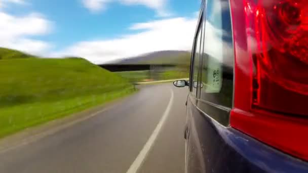 Conducir por un camino rural en las montañas . — Vídeos de Stock
