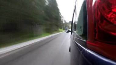Dağlarda kırsal bir yolda sürüş.