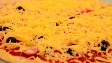 Pizza fırında pişiyor..