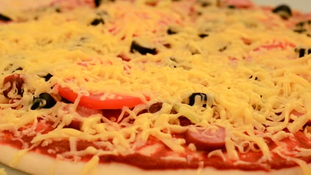 A pizza é assada no forno. — Vídeo de Stock