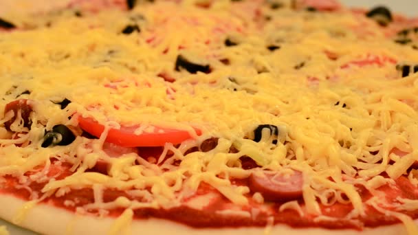 La pizza se cuece en el horno. — Vídeos de Stock