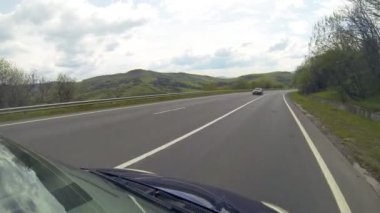 Dağlarda otoyolda sürüş.