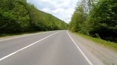 Dağlarda otoyolda sürüş.