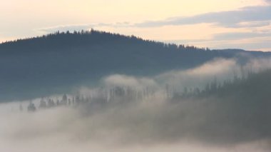 Dağ sabah güneş doğmadan önce.