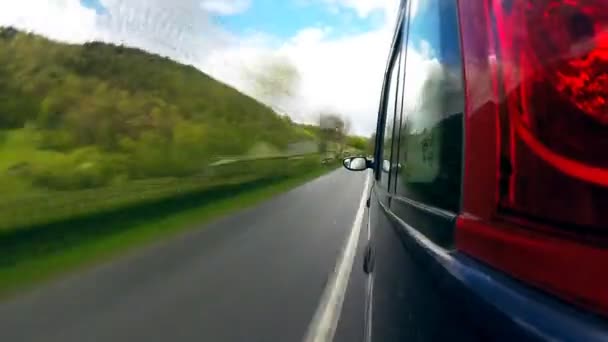 Conducir por un camino rural en las montañas . — Vídeo de stock